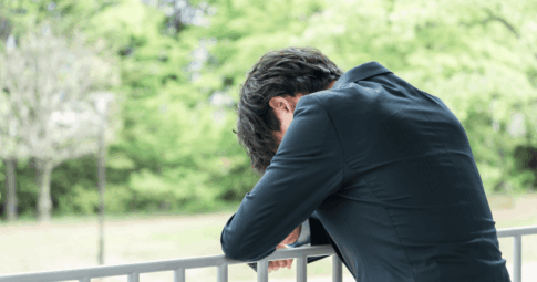 うつ病で仕事がつらい…どうすればいい?症状から復職まで知っておくべきポイント