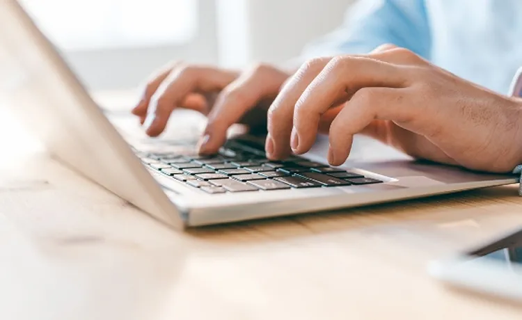 パソコンを操作している写真