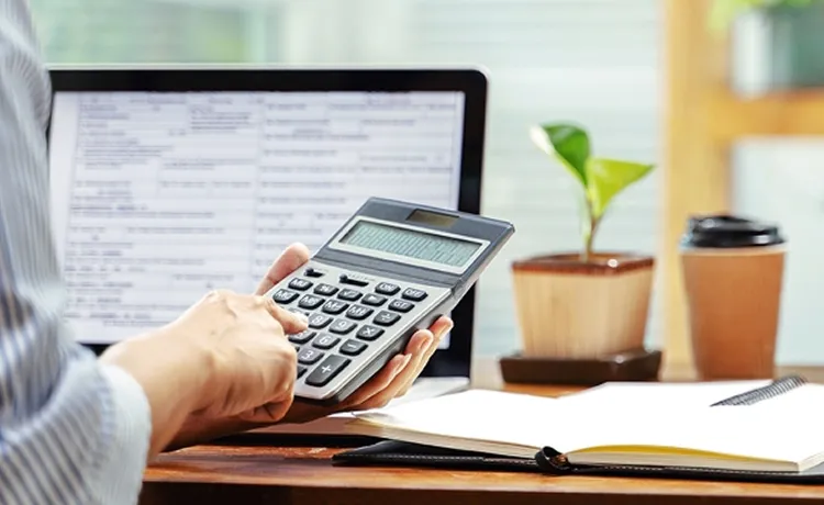 電卓を操作している写真