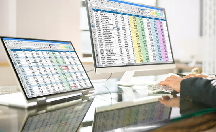 表計算ソフトを操作している写真