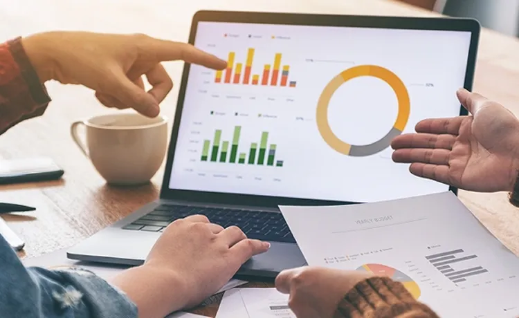 パソコン画面を見ながら説明している写真