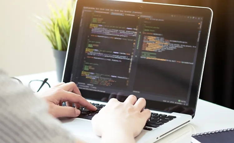 コーディングしている写真