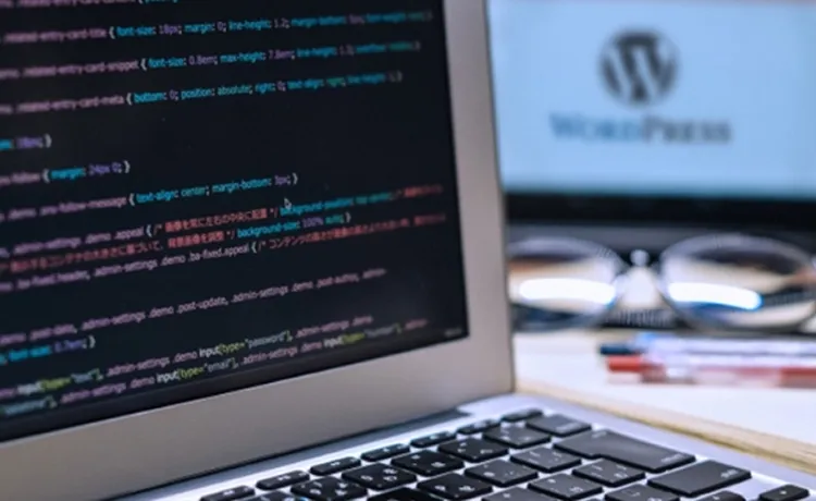 パソコンでコーディング中の写真