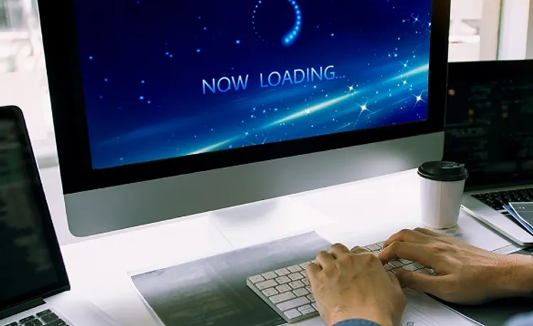 パソコンでコーディングしている写真