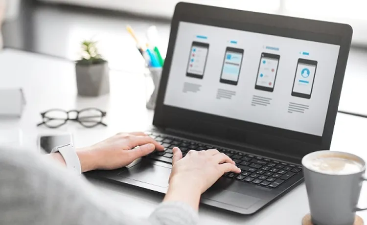 パソコンでコーディングしている写真