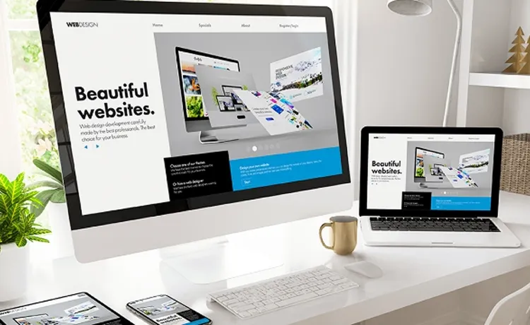 パソコンにWebサイトが表示されている写真