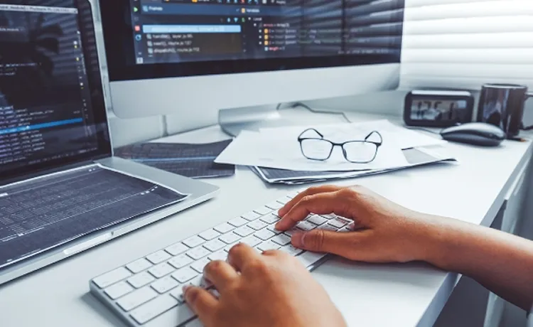 パソコンでコーディングしている写真