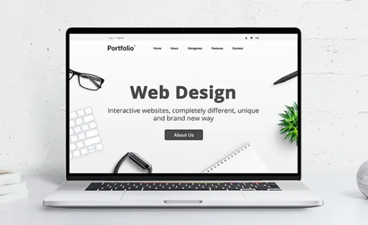 パソコンにWebサイトが表示されている写真
