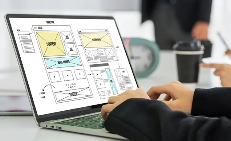 パソコンでデザインをしている写真