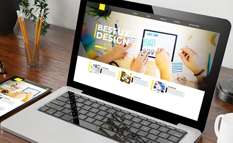 パソコンにWebサイトが表示されている写真