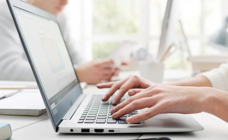 パソコンを操作している写真