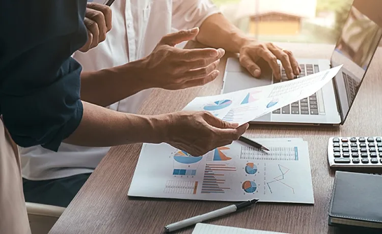 資料を見ながら相談している写真