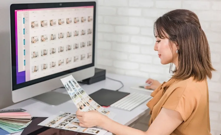 デザインを選定している写真