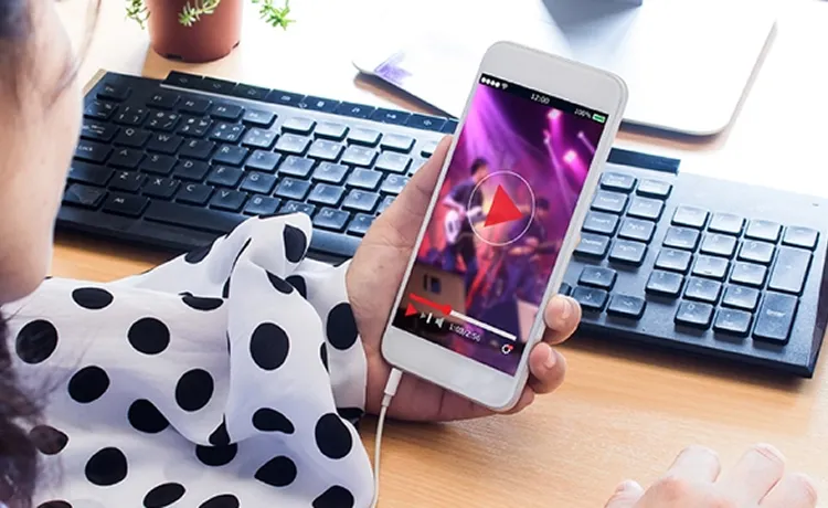 スマートフォンで動画を視聴している写真