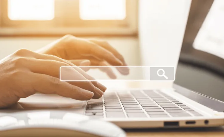 パソコンを操作している写真