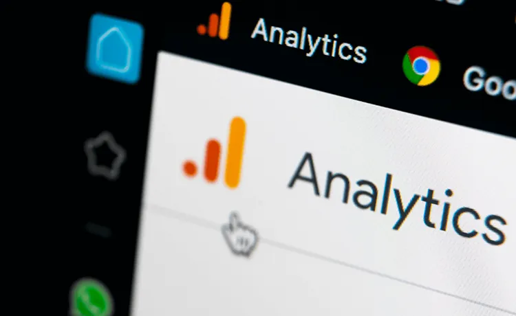 google analyticsを操作している写真