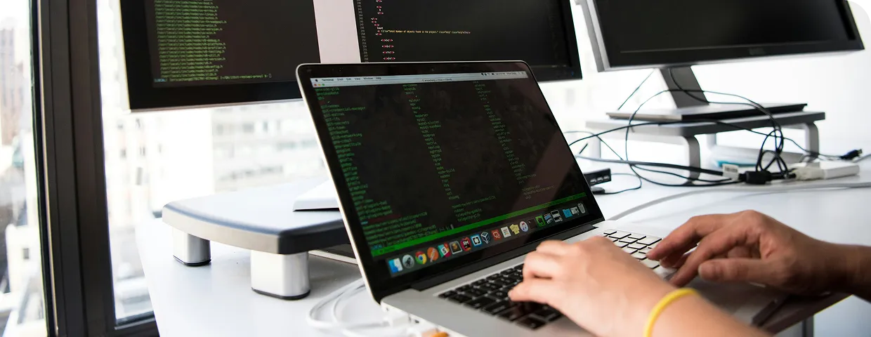 パソコンを操作する男性の画像