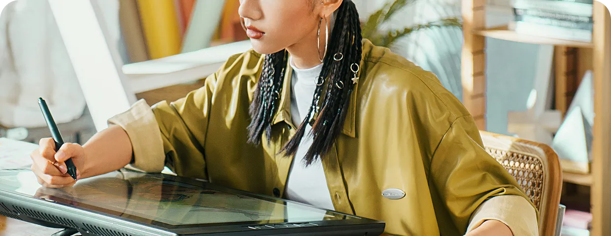 デザインをしている女性の画像