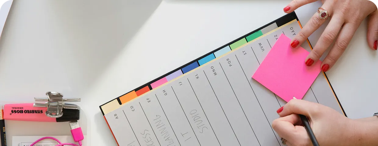 付箋に文字を書こうとしている画像