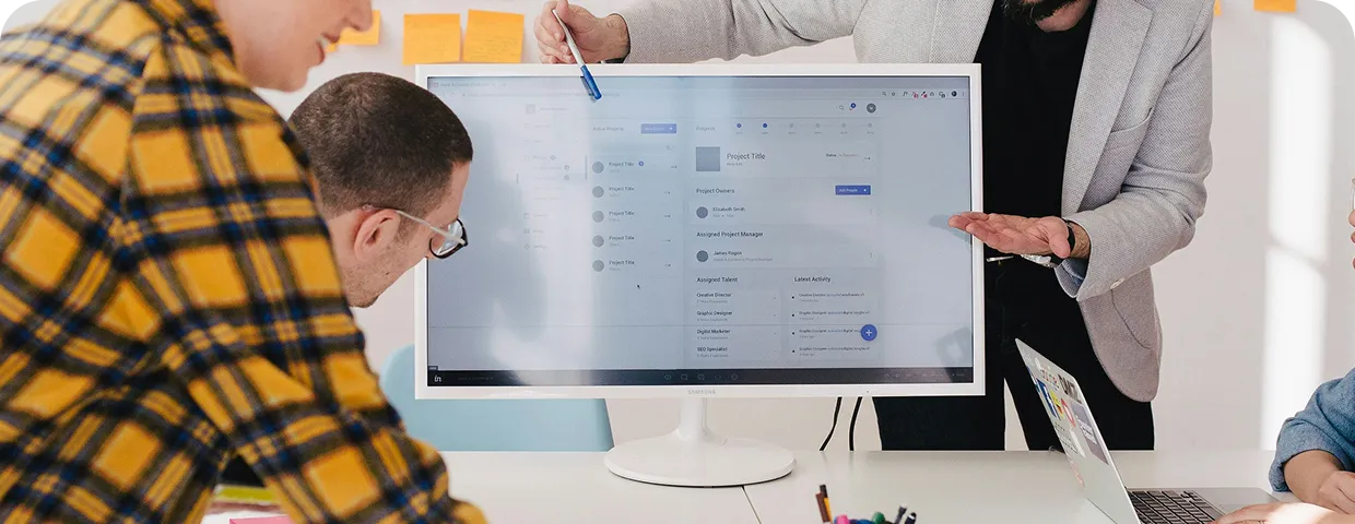 複数人で会議をしている画像