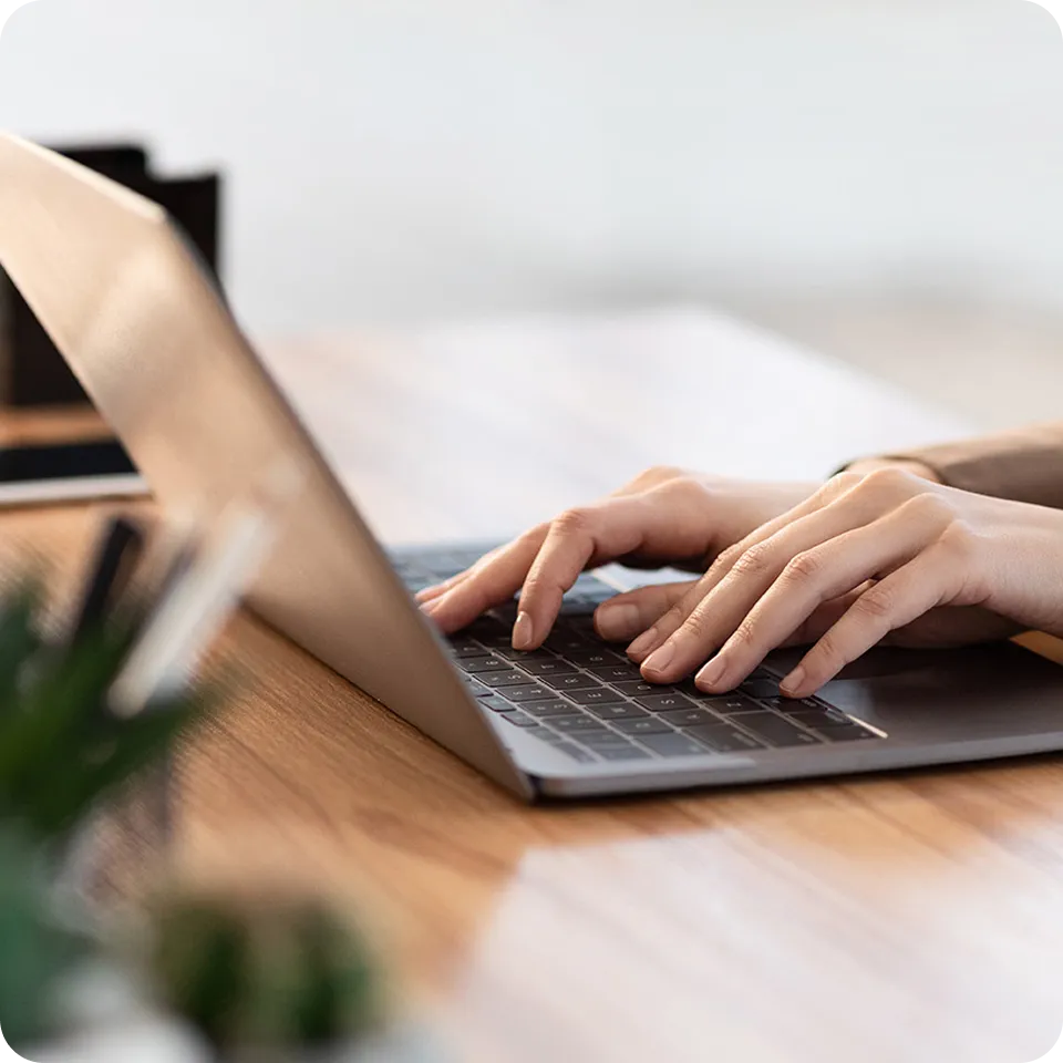 PCを操作する写真