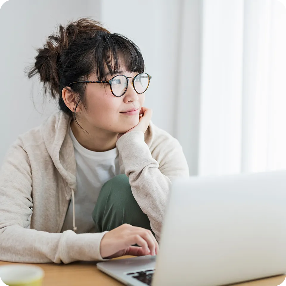 PCを操作する女性の写真