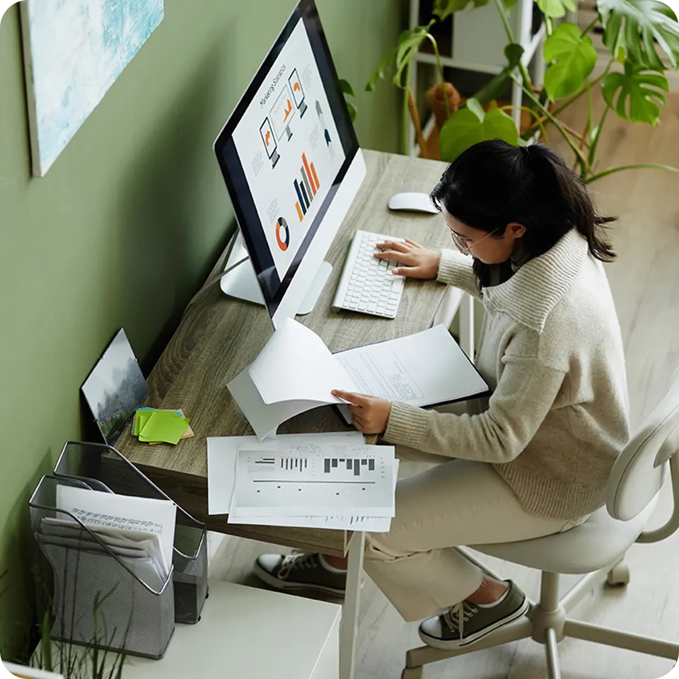 書類のデータをPCに入力する女性の写真