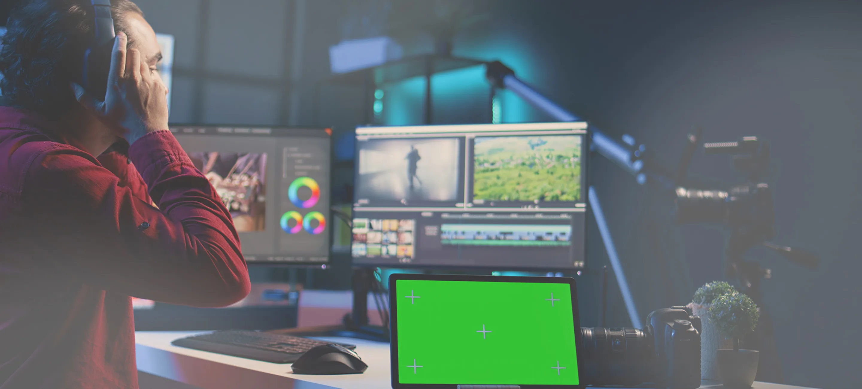 サイトを分析している男性の画像