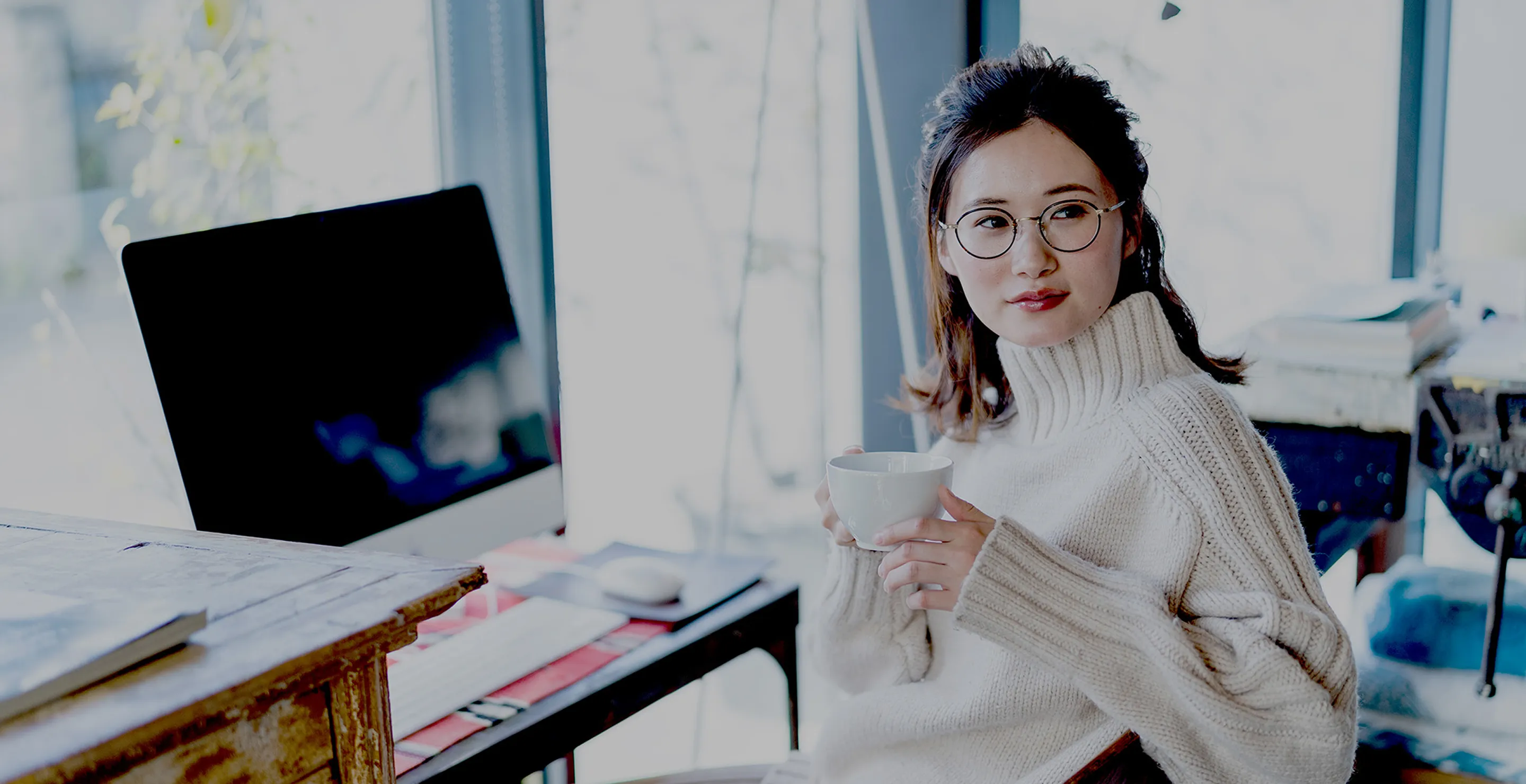 カップを持つ女性の写真